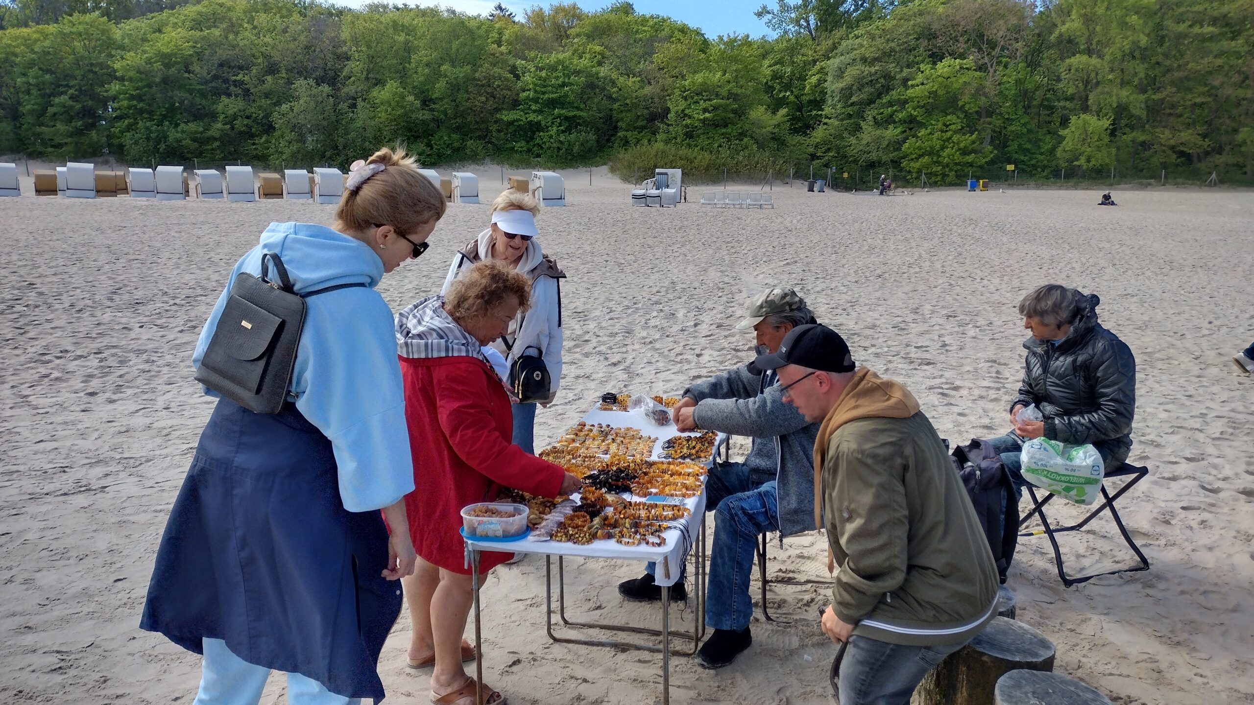 Sprzedawcy bursztynu na plaży w Kołobrzegu. Fot: Rafał Bernasiński