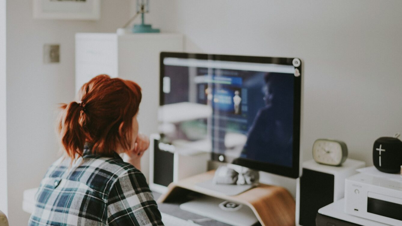 Pracownicy pracujący przy monitorze mają prawo do 5 minut przerwy po każdej godzinie pracy przy komputerze. Fot: Annie Spratt/Unsplash