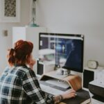 Pracownicy pracujący przy monitorze mają prawo do 5 minut przerwy po każdej godzinie pracy przy komputerze. Fot: Annie Spratt/Unsplash