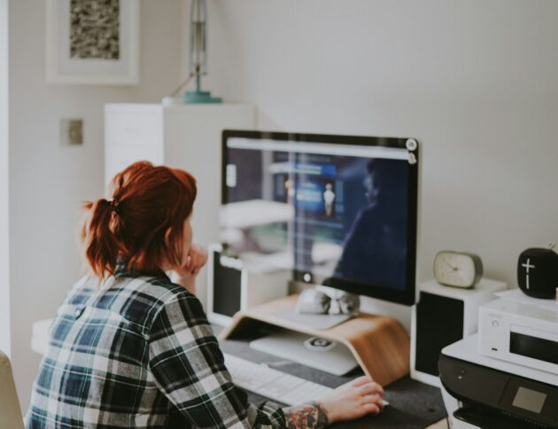 Pracownicy pracujący przy monitorze mają prawo do 5 minut przerwy po każdej godzinie pracy przy komputerze. Fot: Annie Spratt/Unsplash