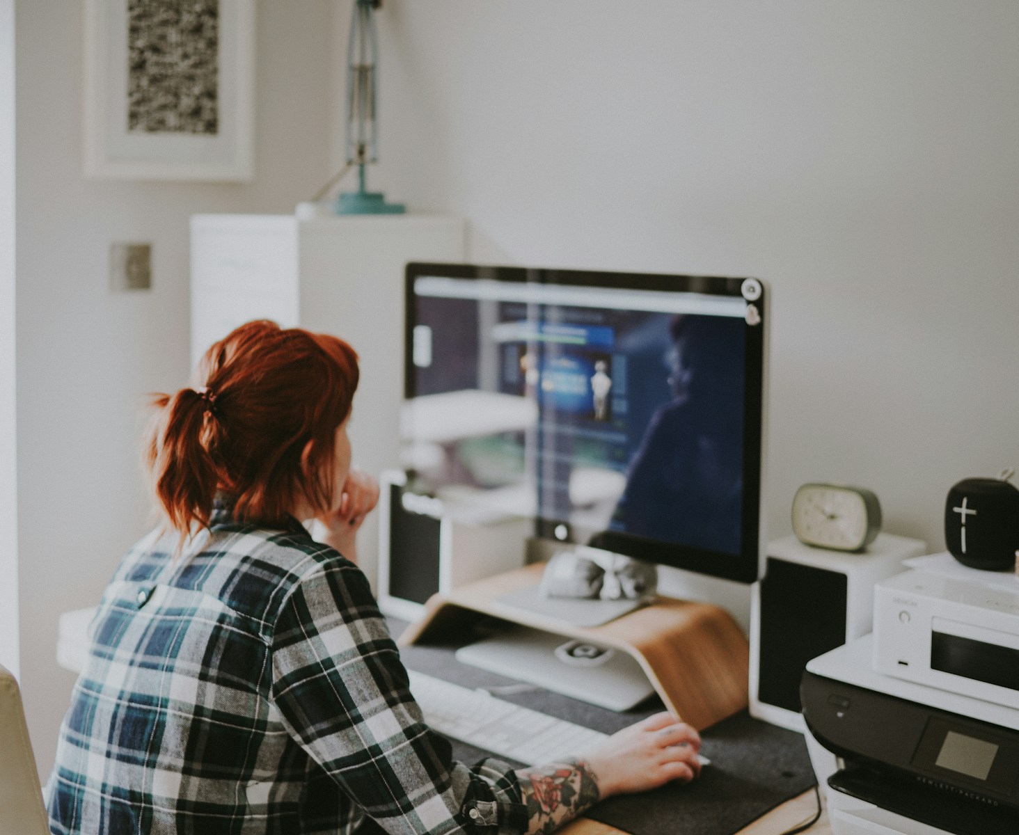 Pracownicy pracujący przy monitorze mają prawo do 5 minut przerwy po każdej godzinie pracy przy komputerze. Fot: Annie Spratt/Unsplash