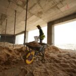 Plac budowy. Od 2026 roku zmienią się zasady budowy domów i mieszkań. WT2026 oraz unijna dyrektywa EPBD zaostrzą normy energetyczne budynków. fot: Glenov Brankovic/Unsplash