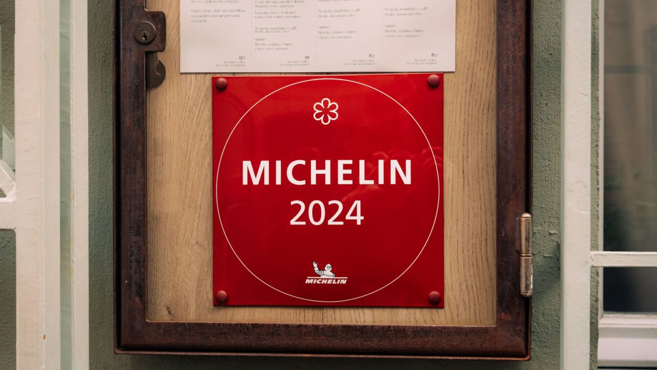 Przewodnik MICHELIN Polska 2026 po raz pierwszy objął cały kraj. Na liście znalazło się 196 restauracji, w tym Bottiglieria 1881 z dwiema gwiazdkami i 10 lokali z jedną gwiazdką. Photo by Grigorii Shcheglov/Unsplash