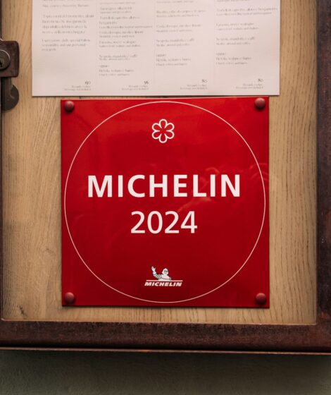 Przewodnik MICHELIN Polska 2026 po raz pierwszy objął cały kraj. Na liście znalazło się 196 restauracji, w tym Bottiglieria 1881 z dwiema gwiazdkami i 10 lokali z jedną gwiazdką. Photo by Grigorii Shcheglov/Unsplash