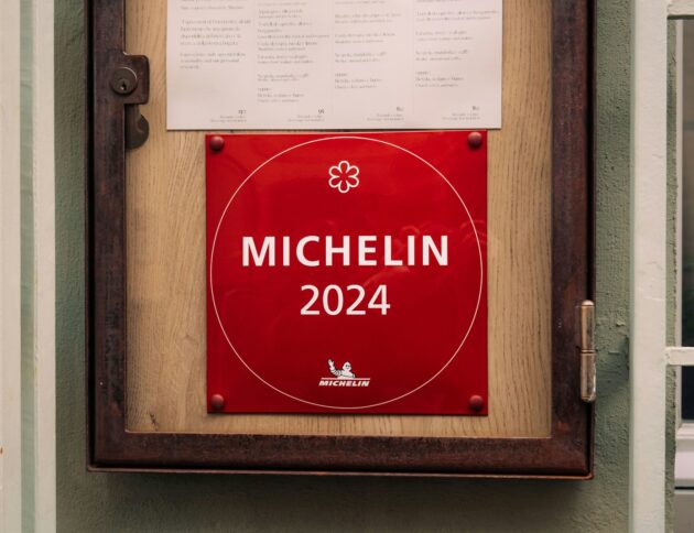 Przewodnik MICHELIN Polska 2026 po raz pierwszy objął cały kraj. Na liście znalazło się 196 restauracji, w tym Bottiglieria 1881 z dwiema gwiazdkami i 10 lokali z jedną gwiazdką. Photo by Grigorii Shcheglov/Unsplash