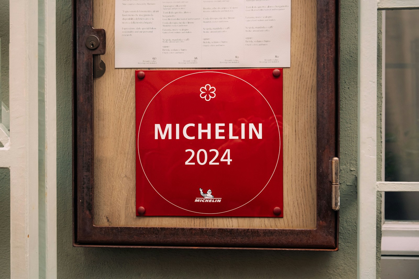 Przewodnik MICHELIN Polska 2026 po raz pierwszy objął cały kraj. Na liście znalazło się 196 restauracji, w tym Bottiglieria 1881 z dwiema gwiazdkami i 10 lokali z jedną gwiazdką. Photo by Grigorii Shcheglov/Unsplash