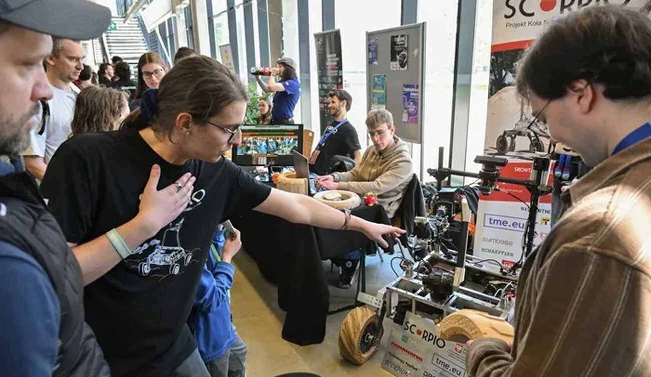Wrocław, 25.04.2026. Międzynarodowe zawody robotów Robotic Arena na Politechnice Wrocławskiej. W XVII edycji zawodów bierze udział blisko 300 robotów, rywalizujących w 17 konkurencjach. PAP/Maciej Kulczyński