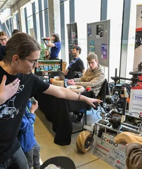 Wrocław, 25.04.2026. Międzynarodowe zawody robotów Robotic Arena na Politechnice Wrocławskiej. W XVII edycji zawodów bierze udział blisko 300 robotów, rywalizujących w 17 konkurencjach. PAP/Maciej Kulczyński