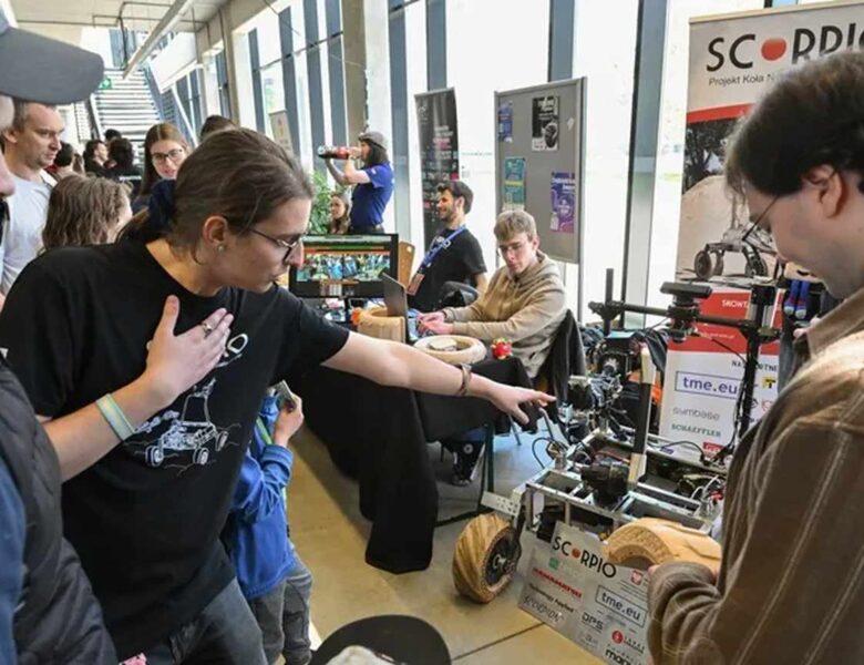 Wrocław, 25.04.2026. Międzynarodowe zawody robotów Robotic Arena na Politechnice Wrocławskiej. W XVII edycji zawodów bierze udział blisko 300 robotów, rywalizujących w 17 konkurencjach. PAP/Maciej Kulczyński