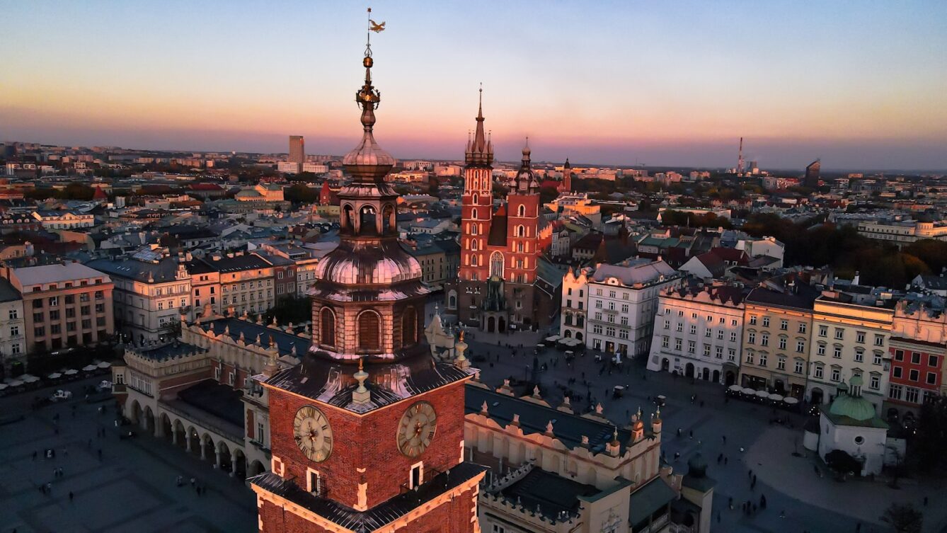 Wyniki referendum 2026: Aleksander Miszalski odwołany z urzędu prezydenta Krakowa. W Ciechocinku zabrakło 28 głosów i burmistrz Jucewicz zostaje. Photo by Kevin Perez Camacho/unsplash