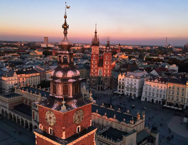 Wyniki referendum 2026: Aleksander Miszalski odwołany z urzędu prezydenta Krakowa. W Ciechocinku zabrakło 28 głosów i burmistrz Jucewicz zostaje. Photo by Kevin Perez Camacho/unsplash