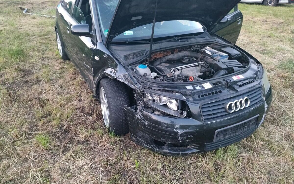 Kierowca Audi uciekał przed policją w powiecie goleniowskim. Dostał 40 punktów karnych, 11 100 zł mandatów, usłyszał cztery zarzuty i trafił do aresztu/ Policja