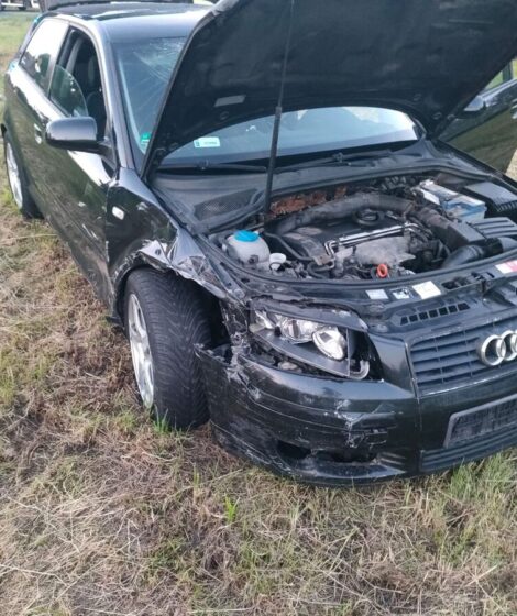 Kierowca Audi uciekał przed policją w powiecie goleniowskim. Dostał 40 punktów karnych, 11 100 zł mandatów, usłyszał cztery zarzuty i trafił do aresztu/ Policja
