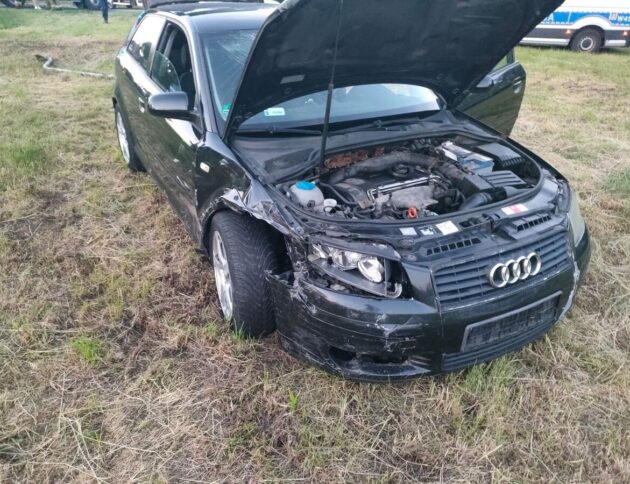 Kierowca Audi uciekał przed policją w powiecie goleniowskim. Dostał 40 punktów karnych, 11 100 zł mandatów, usłyszał cztery zarzuty i trafił do aresztu/ Policja