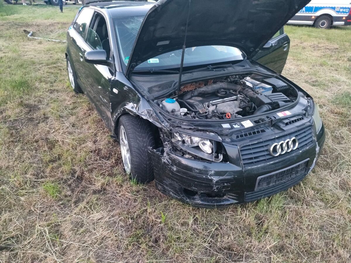 Kierowca Audi uciekał przed policją w powiecie goleniowskim. Dostał 40 punktów karnych, 11 100 zł mandatów, usłyszał cztery zarzuty i trafił do aresztu/ Policja