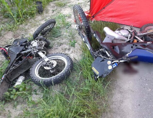 Tragiczny wypadek w gminie Raciąż. Pod miejscowością Charzyny zderzyły się dwa crossy. Nie żyje 18-letni motocyklista. Policja