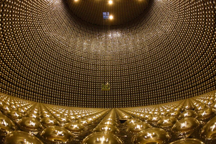 Wnętrze Super-Kamiokande. Fot. Obserwatorium Kamioka, ICRR (Instytut Badań Promieniowania Kosmicznego), Uniwersytet Tokijski / materiały prasowe