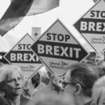 People holding "stop brexit" signs at a rally. fot: Zeno Hind/Unsplash