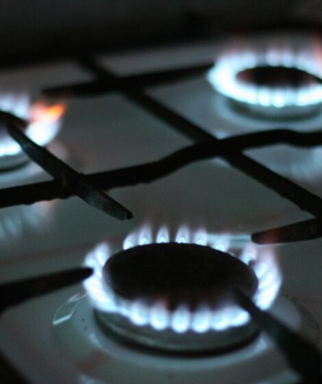 black gas stove with white and black gas stove
