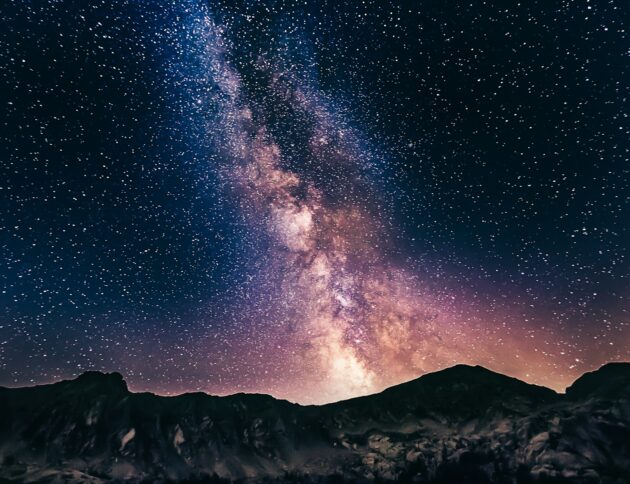 Astronomowie odkryli TOI-791 b i TOI-791 c. To superpuchate planety wielkości Jowisza, ale rzadsze od waty cukrowej.