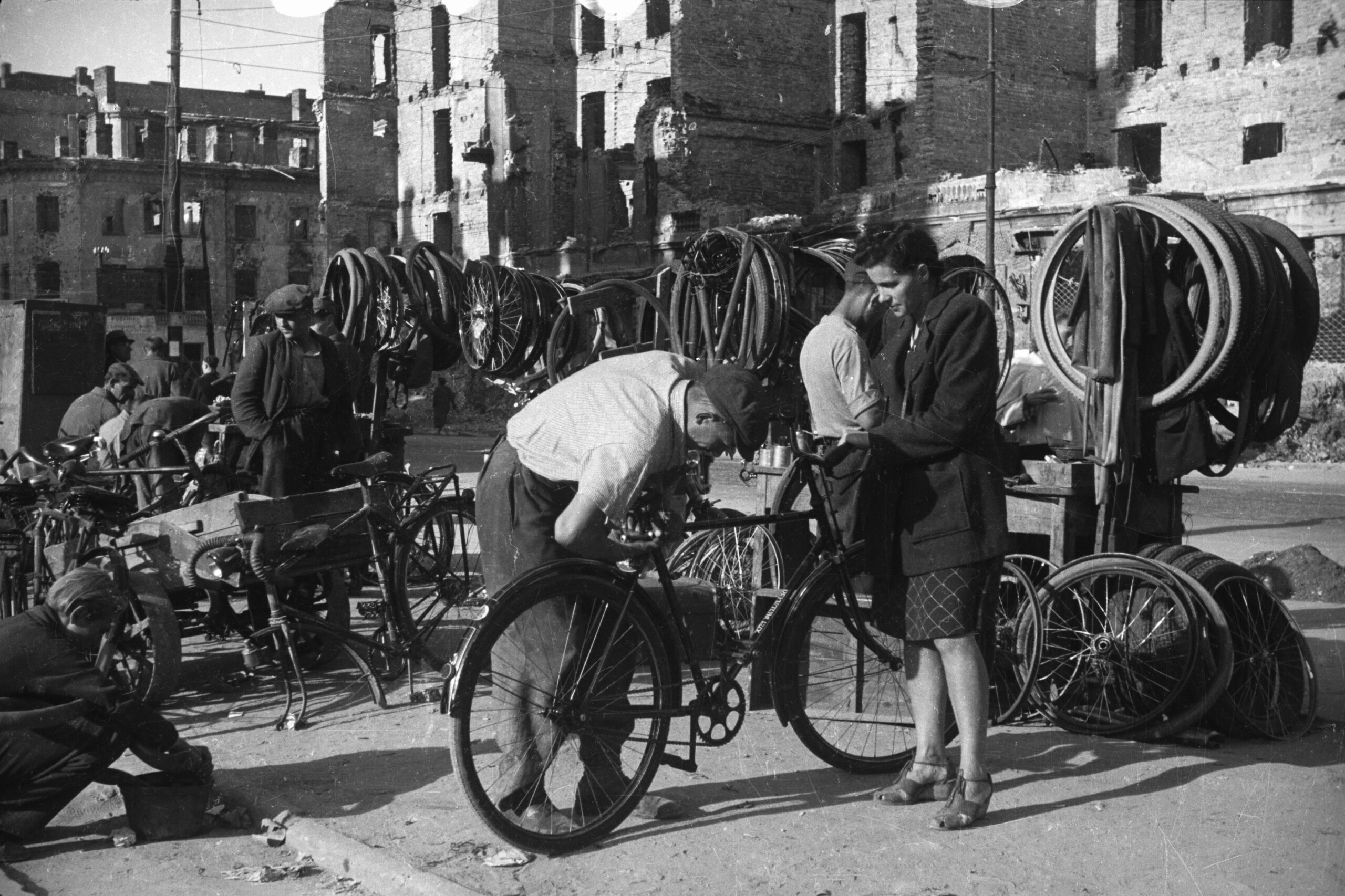 Maria Chrz?szczowa w stoisku-warsztacie z rowerami na ulicy Marsza?kowskiej; 1945 (1945-01-01 - 1945-12-31); fot. Muzeum Warszawy