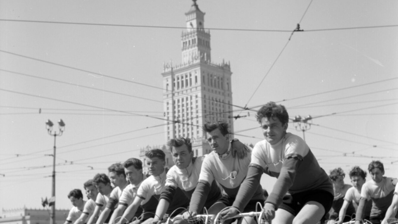 1.05.1958, Warszawa, Polska.
Obchody wiêta 1 Maja, kolarze w pochodzie pierwszomajowym.
Fot. Romuald Broniarek/KARTA