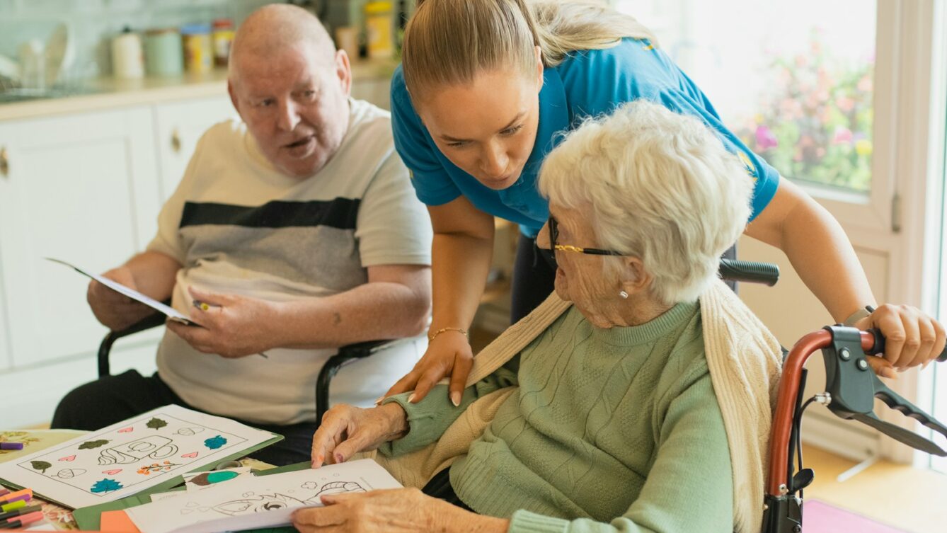 Sejm uchwalił bon senioralny 2026 dla osób 65 plus. Fot: Age Cymru/Unsplash