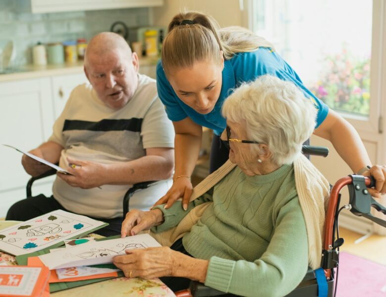 Sejm uchwalił bon senioralny 2026 dla osób 65 plus. Fot: Age Cymru/Unsplash