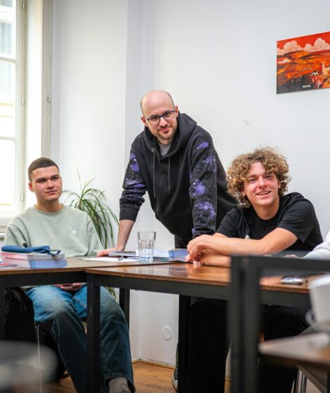 Najnowsze badanie Młodzież 2025. Spadek spożycia alkoholu i narkotyków, ale e-papierosy, hazard online i depresja u nastolatków lawinowo rosną. Fot: Timur Shakerzianov/Unsplash