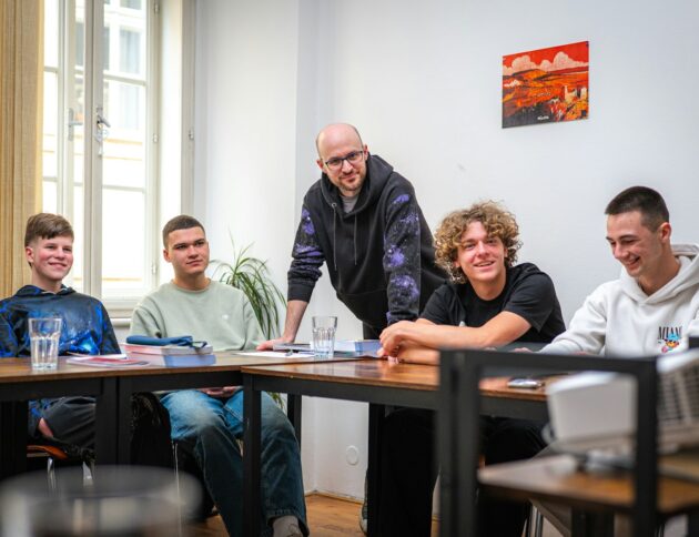 Najnowsze badanie Młodzież 2025. Spadek spożycia alkoholu i narkotyków, ale e-papierosy, hazard online i depresja u nastolatków lawinowo rosną. Fot: Timur Shakerzianov/Unsplash