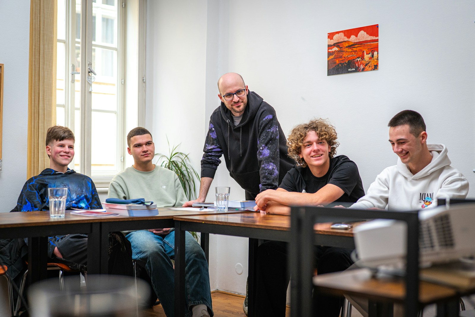 Najnowsze badanie Młodzież 2025. Spadek spożycia alkoholu i narkotyków, ale e-papierosy, hazard online i depresja u nastolatków lawinowo rosną. Fot: Timur Shakerzianov/Unsplash