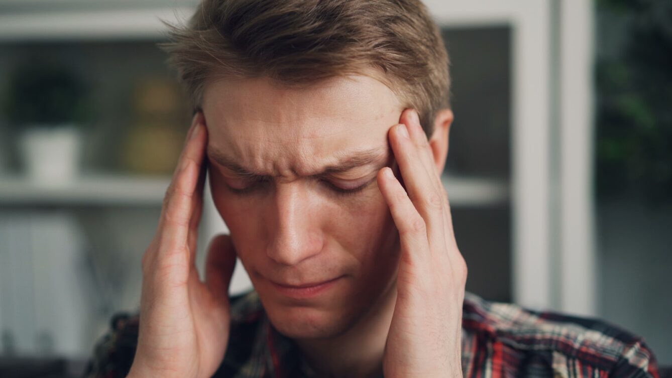 Migrena to nie tylko ból głowy. Choroba neurologiczna odbiera pracę, sen i normalne życie. Photo by Vitaly Gariev/Unsplash