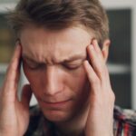 Migrena to nie tylko ból głowy. Choroba neurologiczna odbiera pracę, sen i normalne życie. Photo by Vitaly Gariev/Unsplash