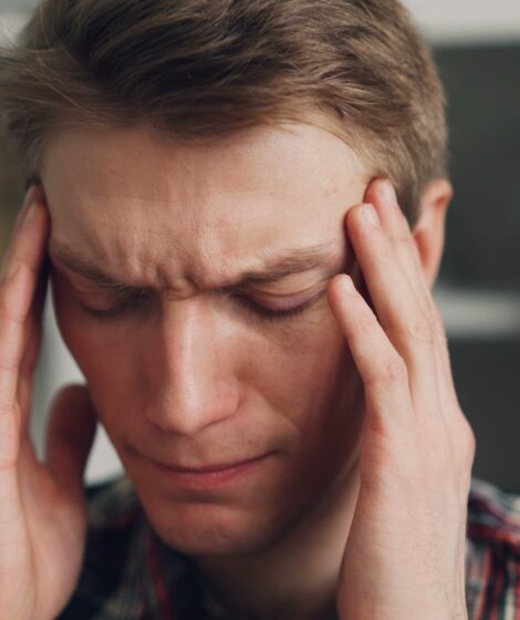 Migrena to nie tylko ból głowy. Choroba neurologiczna odbiera pracę, sen i normalne życie. Photo by Vitaly Gariev/Unsplash