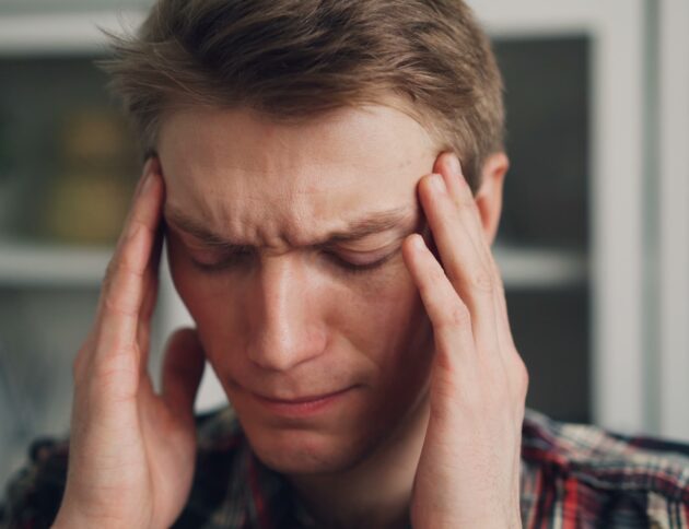 Migrena to nie tylko ból głowy. Choroba neurologiczna odbiera pracę, sen i normalne życie. Photo by Vitaly Gariev/Unsplash