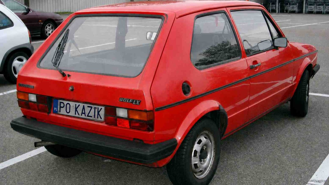 VW Golf. Przy rejestracji auta nie trzeba przynosić dotychczasowej tablicy rejestracyjnej do urzędu. 