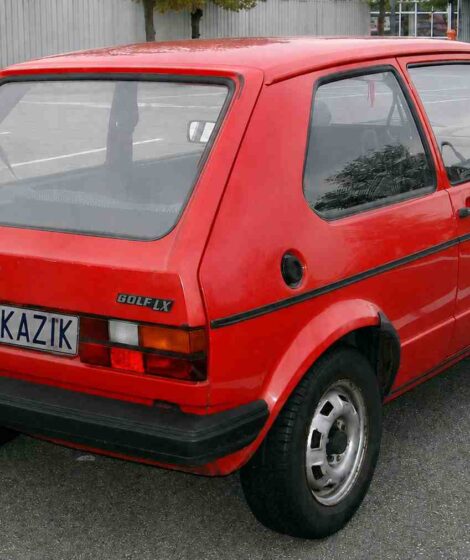 VW Golf. Przy rejestracji auta nie trzeba przynosić dotychczasowej tablicy rejestracyjnej do urzędu.