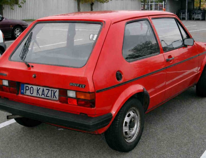 VW Golf. Przy rejestracji auta nie trzeba przynosić dotychczasowej tablicy rejestracyjnej do urzędu.