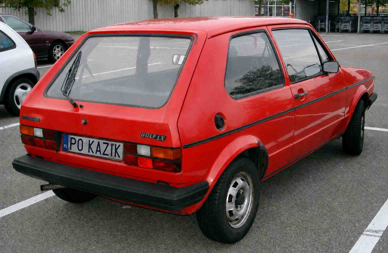 VW Golf. Przy rejestracji auta nie trzeba przynosić dotychczasowej tablicy rejestracyjnej do urzędu.