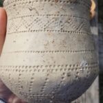 Rekonstrukcja pucharu dzwonowatego ze stanowiska 6 w Supraślu. Oryginalnie zachował się tylko fragment dolnej części naczynia, a ornament powyżej niezdobionego pasa jest propozycją rekonstrukcji. Fot. @ A. Cetwińska, CC BY-ND 4.0