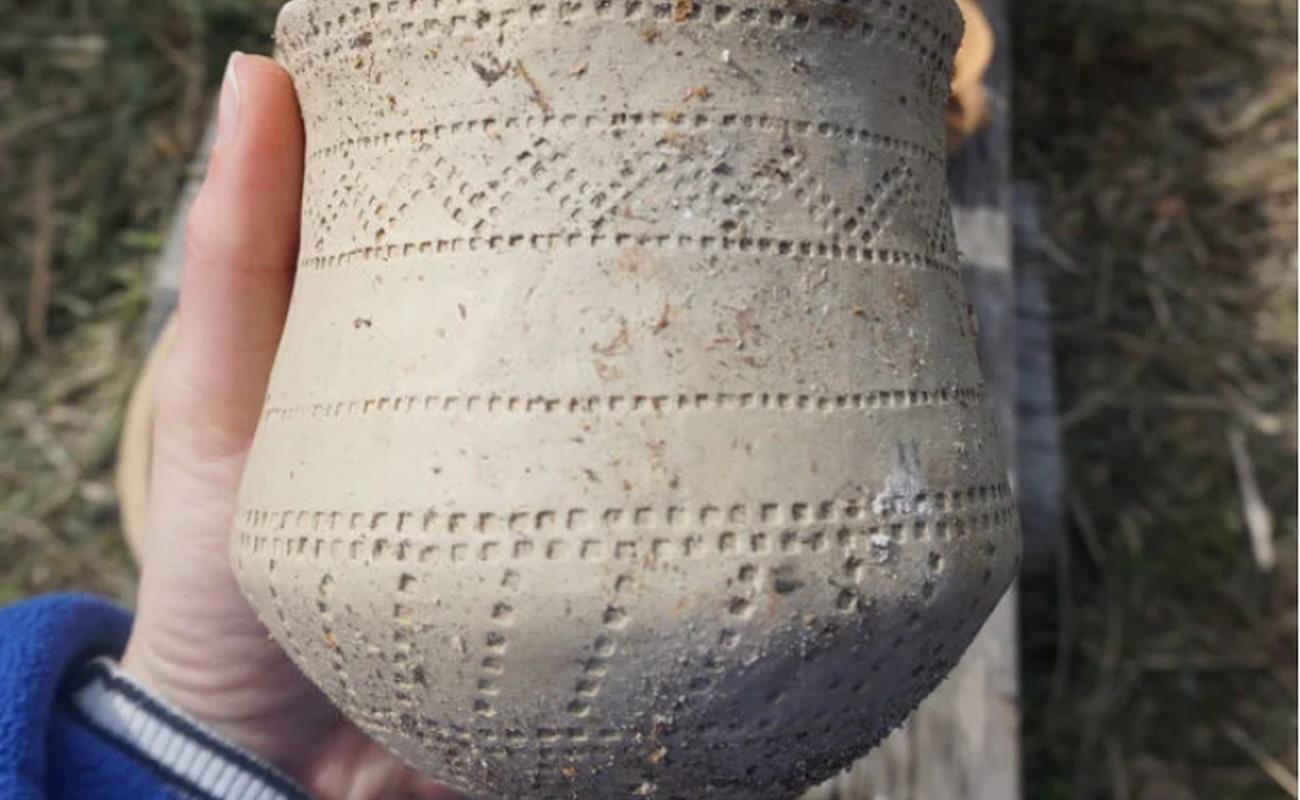 Rekonstrukcja pucharu dzwonowatego ze stanowiska 6 w Supraślu. Oryginalnie zachował się tylko fragment dolnej części naczynia, a ornament powyżej niezdobionego pasa jest propozycją rekonstrukcji. Fot. @ A. Cetwińska, CC BY-ND 4.0