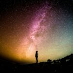 Neutrina mogą wyjaśnić zagadkę materii i antymaterii. Photo by Greg Rakozy/Unsplash
