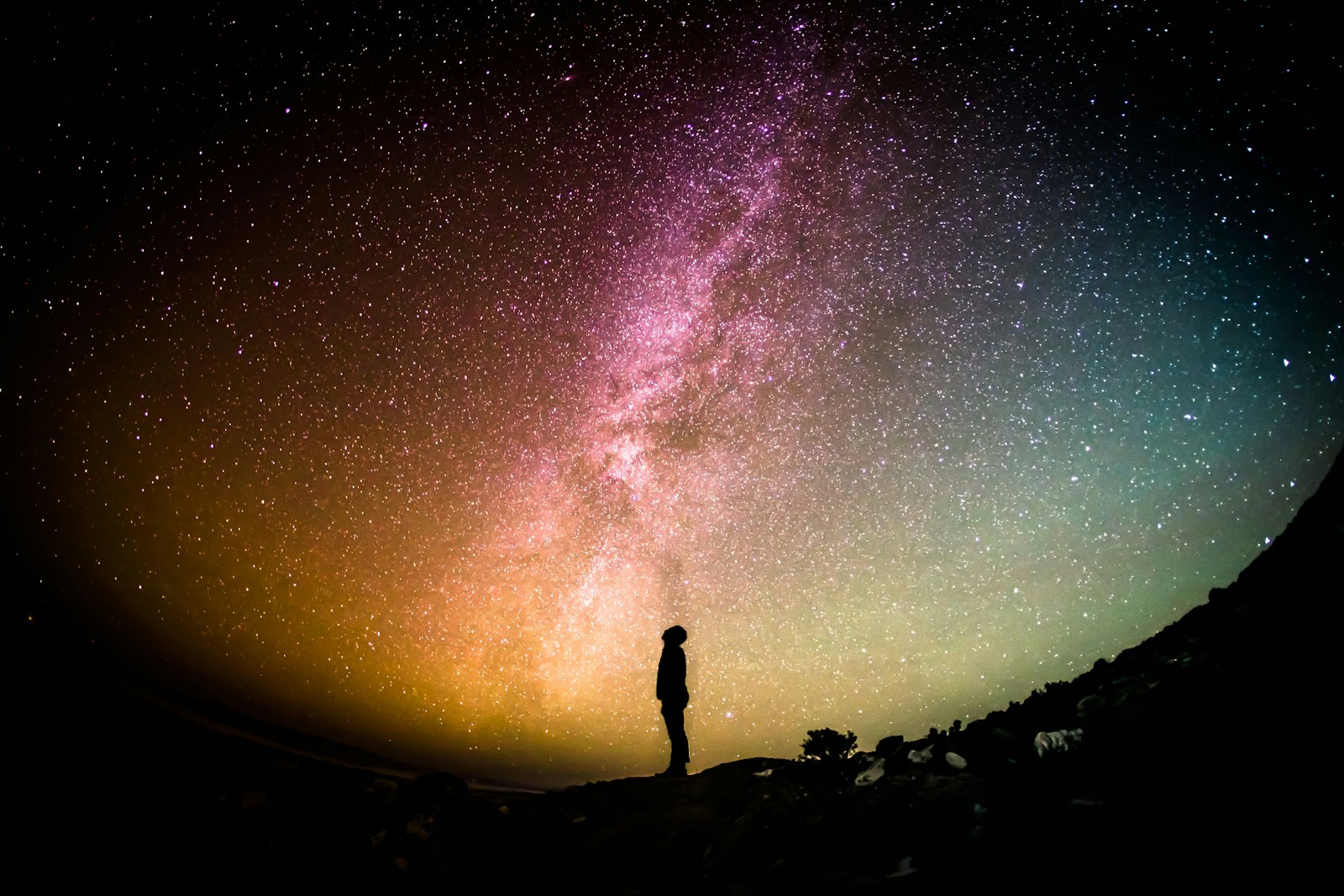 Neutrina mogą wyjaśnić zagadkę materii i antymaterii. Photo by Greg Rakozy/Unsplash