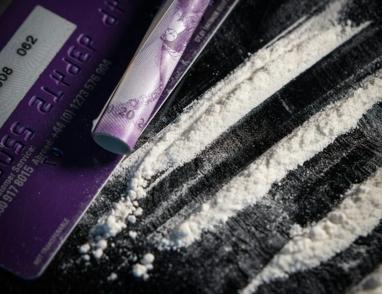 Raport ONZ wskazuje na rekordową produkcję kokainy, spadek cen, wzrost czystości narkotyku i coraz większe używanie cracku w Europie. fot: Colin Davis/Unsplash