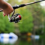 35-letni Polak łowił ryby przy stawie Zwingerteich w Dreźnie. Miał około 2,7 promila alkoholu i trafił do policyjnego aresztu. Photo by Clark Young/Unsplash