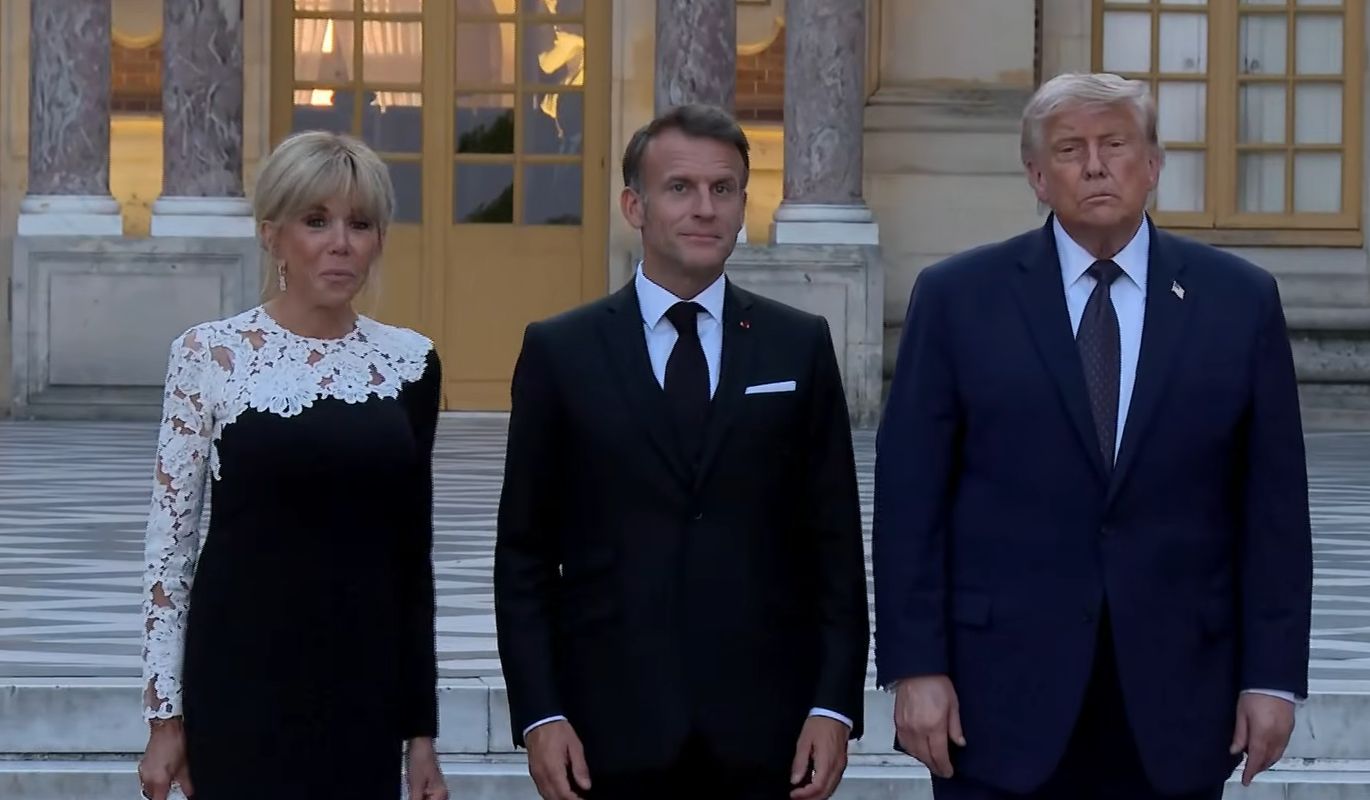 Donald Trump, Emmanuel Macron i Brigitte Macron w Wersalu.