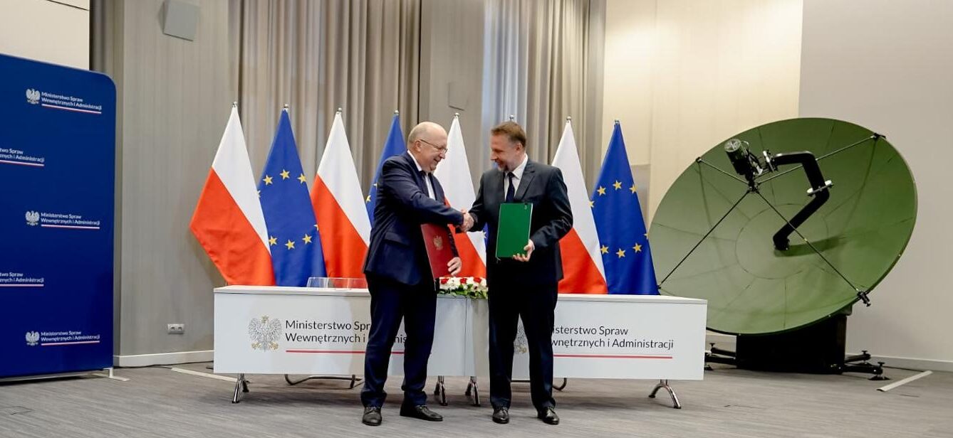 Minister spraw wewnętrznych i administracji Marcin Kierwiński podpisał we wtorek 21 lipca 2026 przełomową umowę z Komisją Europejską na współtworzenie przez Polskę europejskiej konstelacji satelitarnej IRIS2. MSWiA