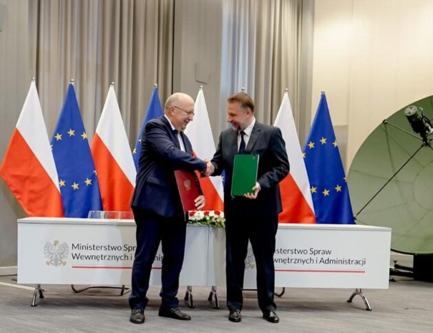 Minister spraw wewnętrznych i administracji Marcin Kierwiński podpisał we wtorek 21 lipca 2026 przełomową umowę z Komisją Europejską na współtworzenie przez Polskę europejskiej konstelacji satelitarnej IRIS2. MSWiA
