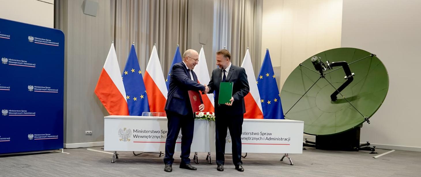 Minister spraw wewnętrznych i administracji Marcin Kierwiński podpisał we wtorek 21 lipca 2026 przełomową umowę z Komisją Europejską na współtworzenie przez Polskę europejskiej konstelacji satelitarnej IRIS2. MSWiA