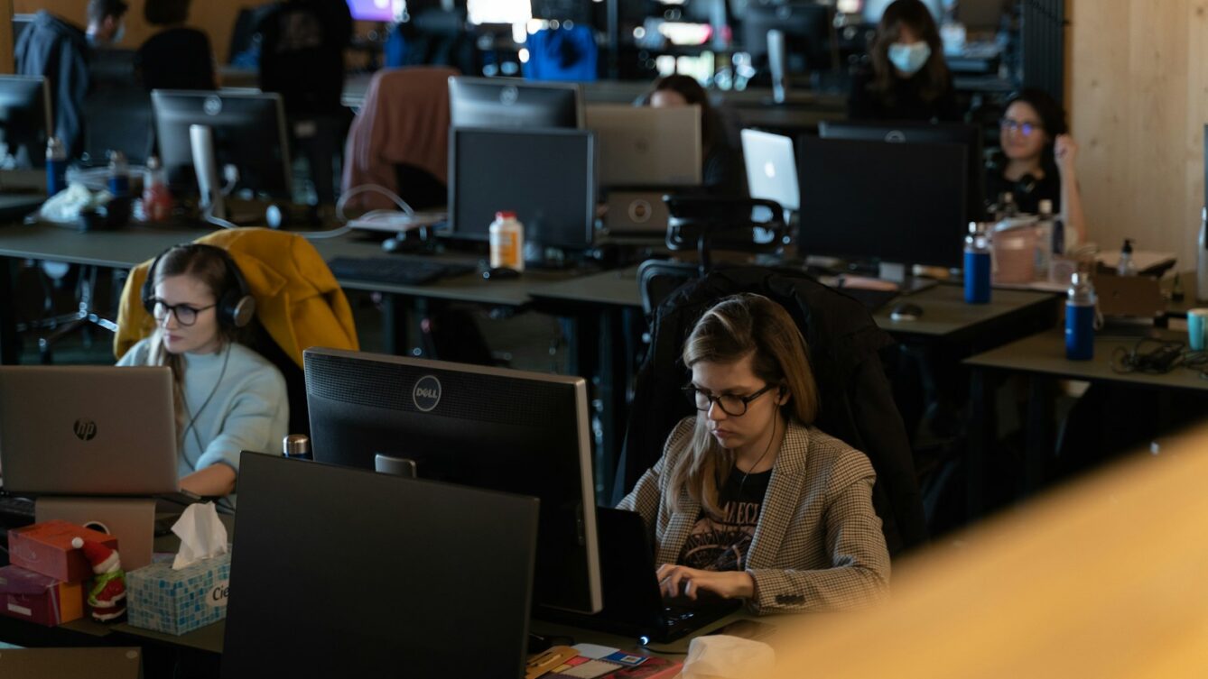 Najbardziej narażeni na utrat e pracy przez AI są pracownicy biurowi i kobiety. fot: Flipsnack/Unsplash